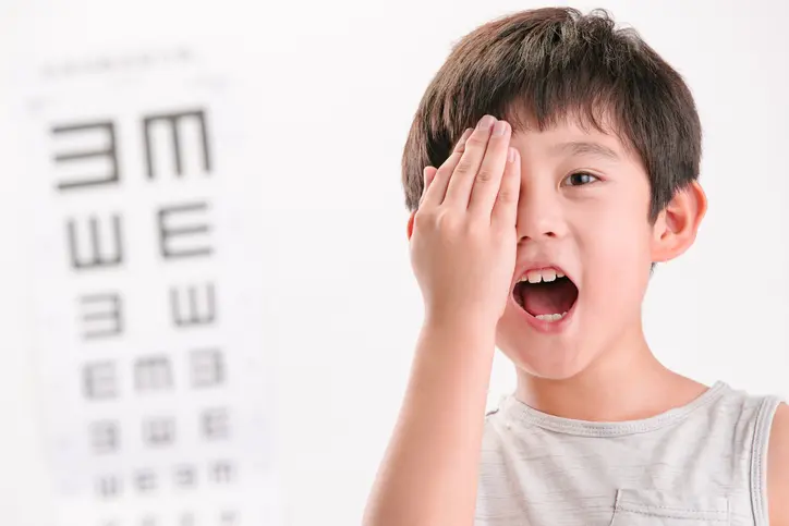 Eye testing kid